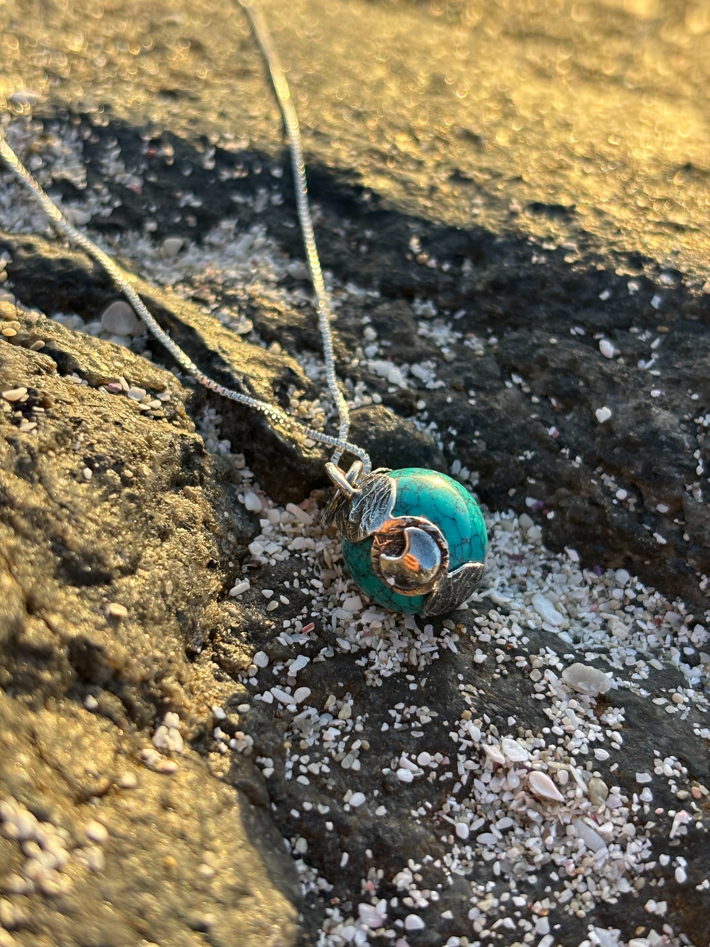 Collar esfera piedra turquesa fases de la luna