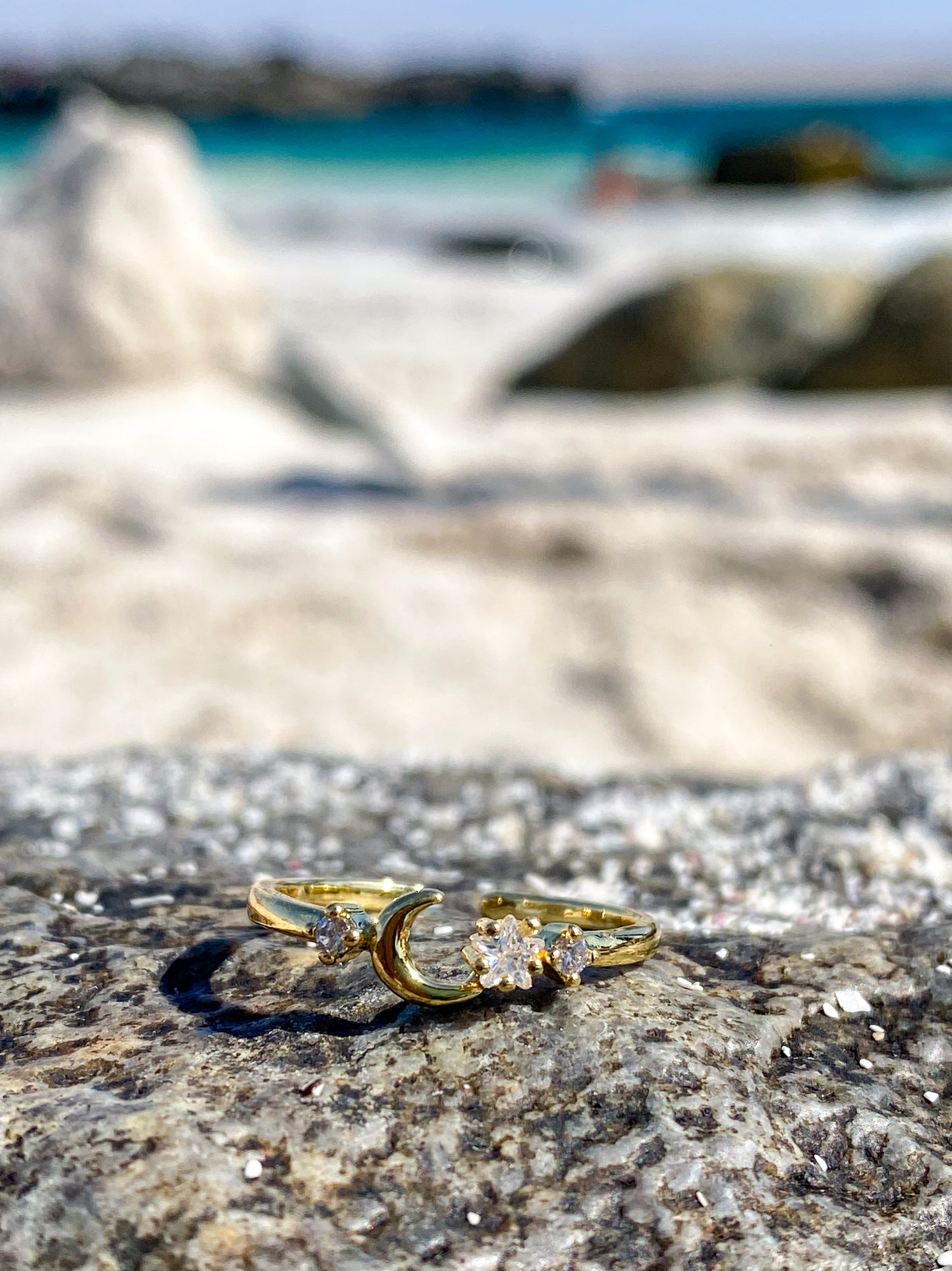 Anillo dorado media luna y circones