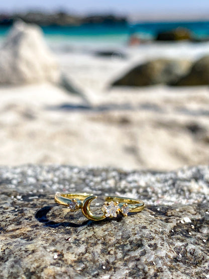 Anillo dorado media luna y circones