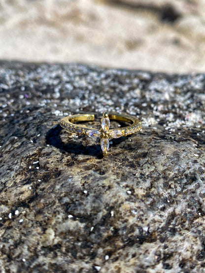 Anillo dorado estrella 4 puntas circones blancos