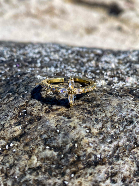 Anillo dorado estrella 4 puntas circones blancos