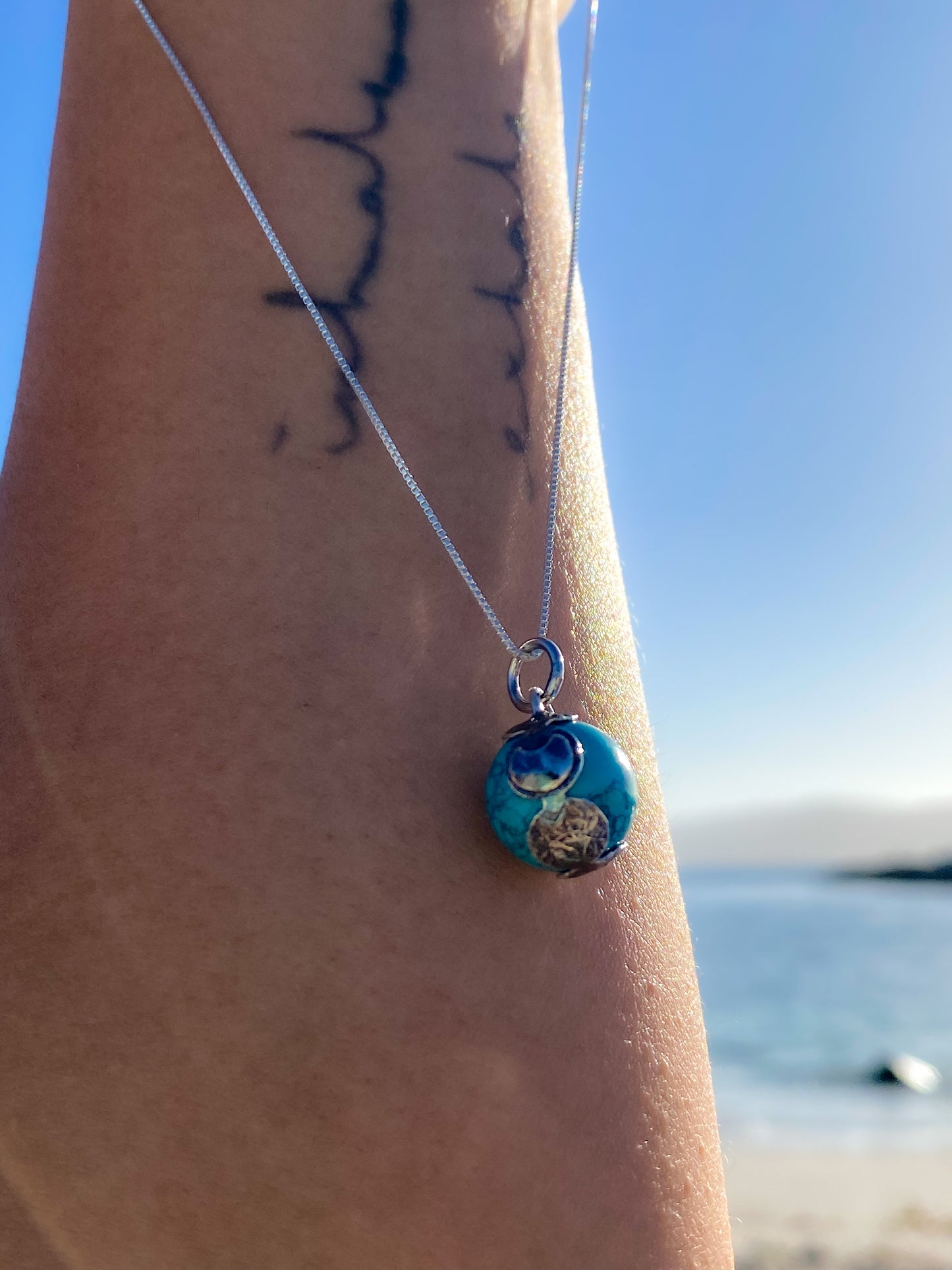 Collar esfera piedra turquesa fases de la luna