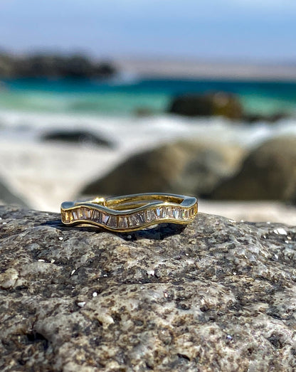 Anillo dorado ondeado circones blancos