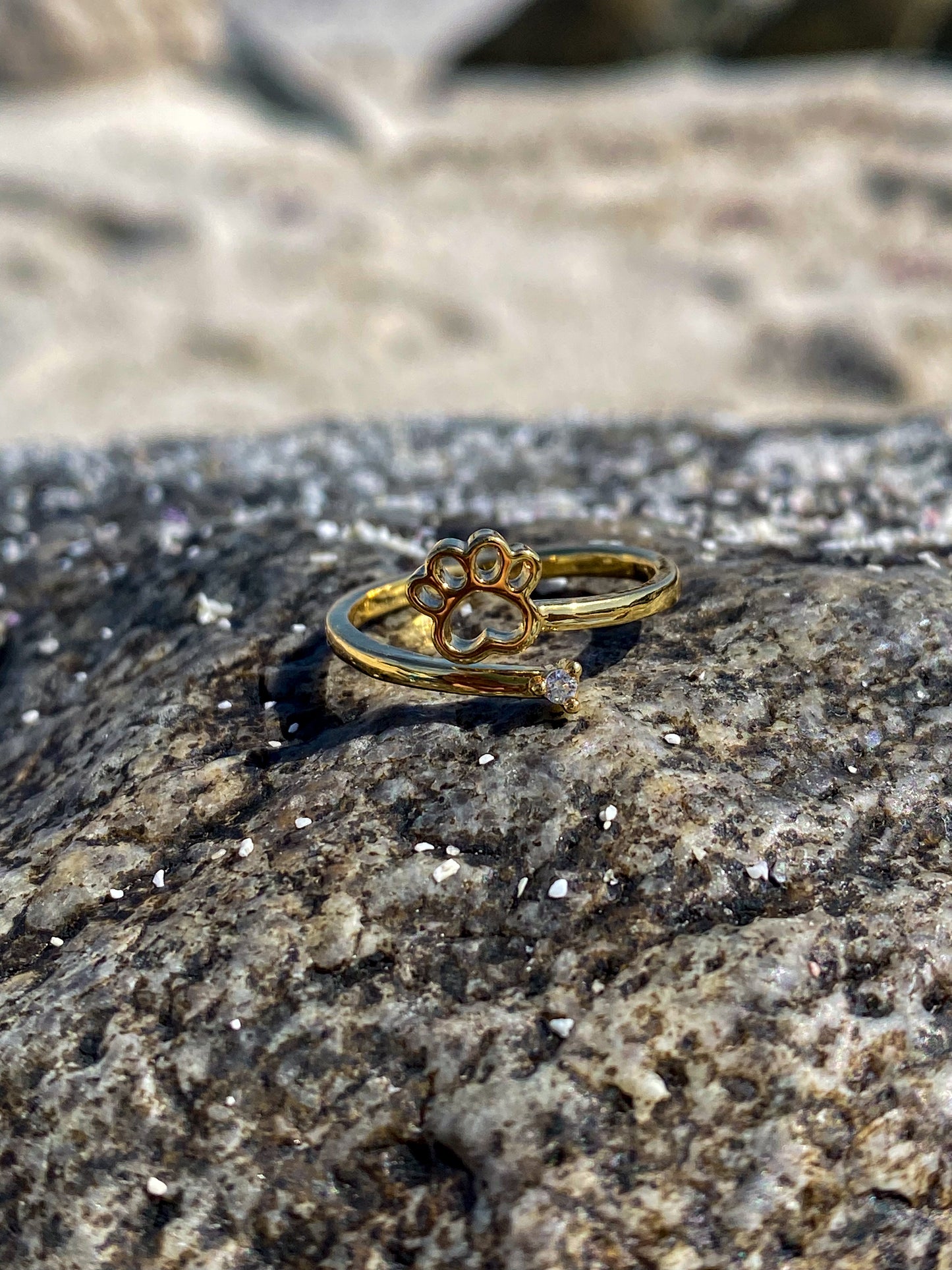 Anillo dorado patita de perro con circón