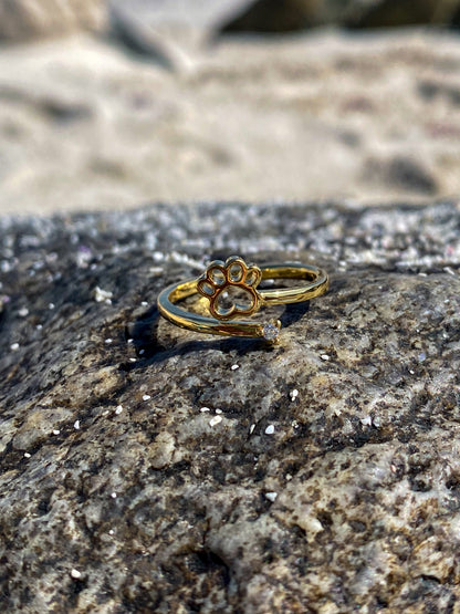 Anillo dorado patita de perro con circón