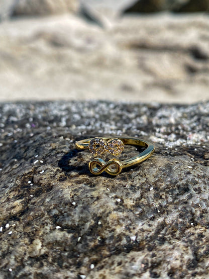 Anillo dorado infinito con circones