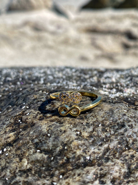 Anillo dorado infinito con circones