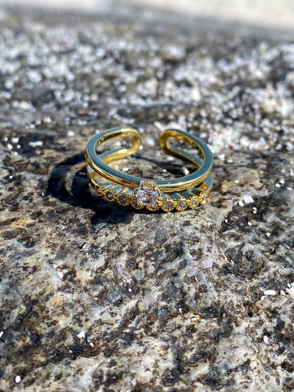 Anillo dorado doble con circones blancos
