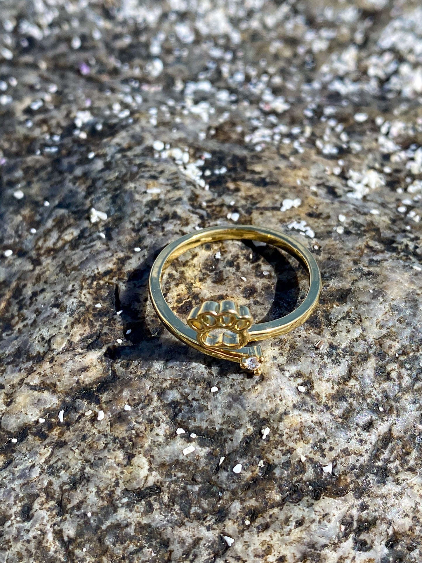 Anillo dorado patita de perro con circón
