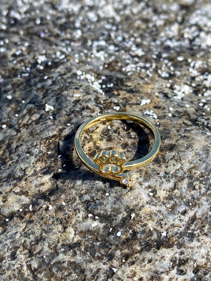 Anillo dorado patita de perro con circón