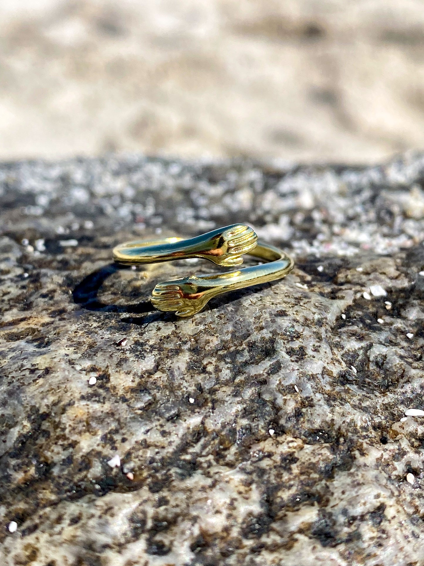 Anillo abrazo dorado