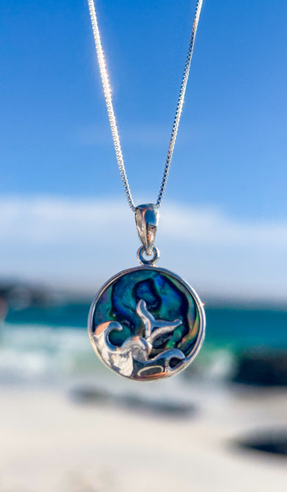 Collar cola de ballena sumergiéndose con Abalón