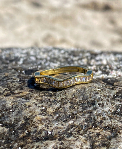 Anillo dorado ondeado circones blancos