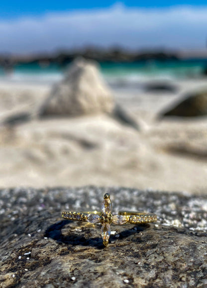 Anillo dorado estrella 4 puntas circones blancos