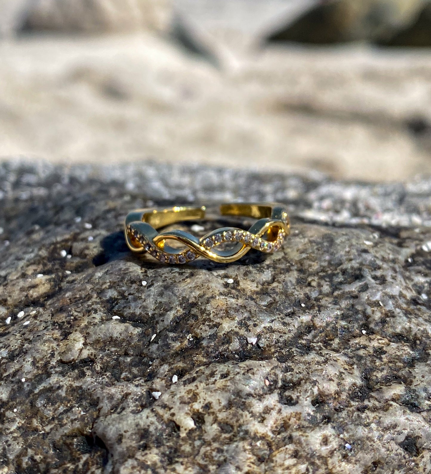 Anillo dorado ondas circones