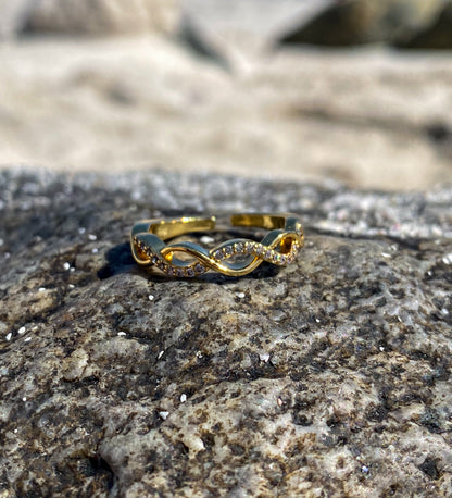 Anillo dorado ondas circones