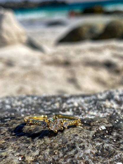 Anillo dorado con circones blancos