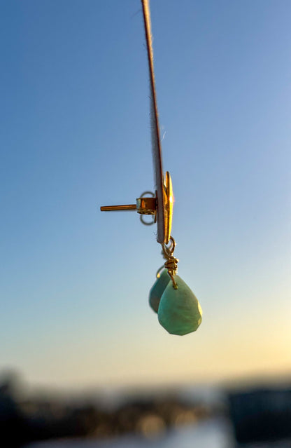 Aros de corazón dorado con piedra Amazonita