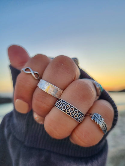 Anillo midi liso texturizado