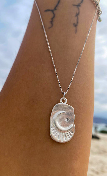 Collar rectangular luna y circón