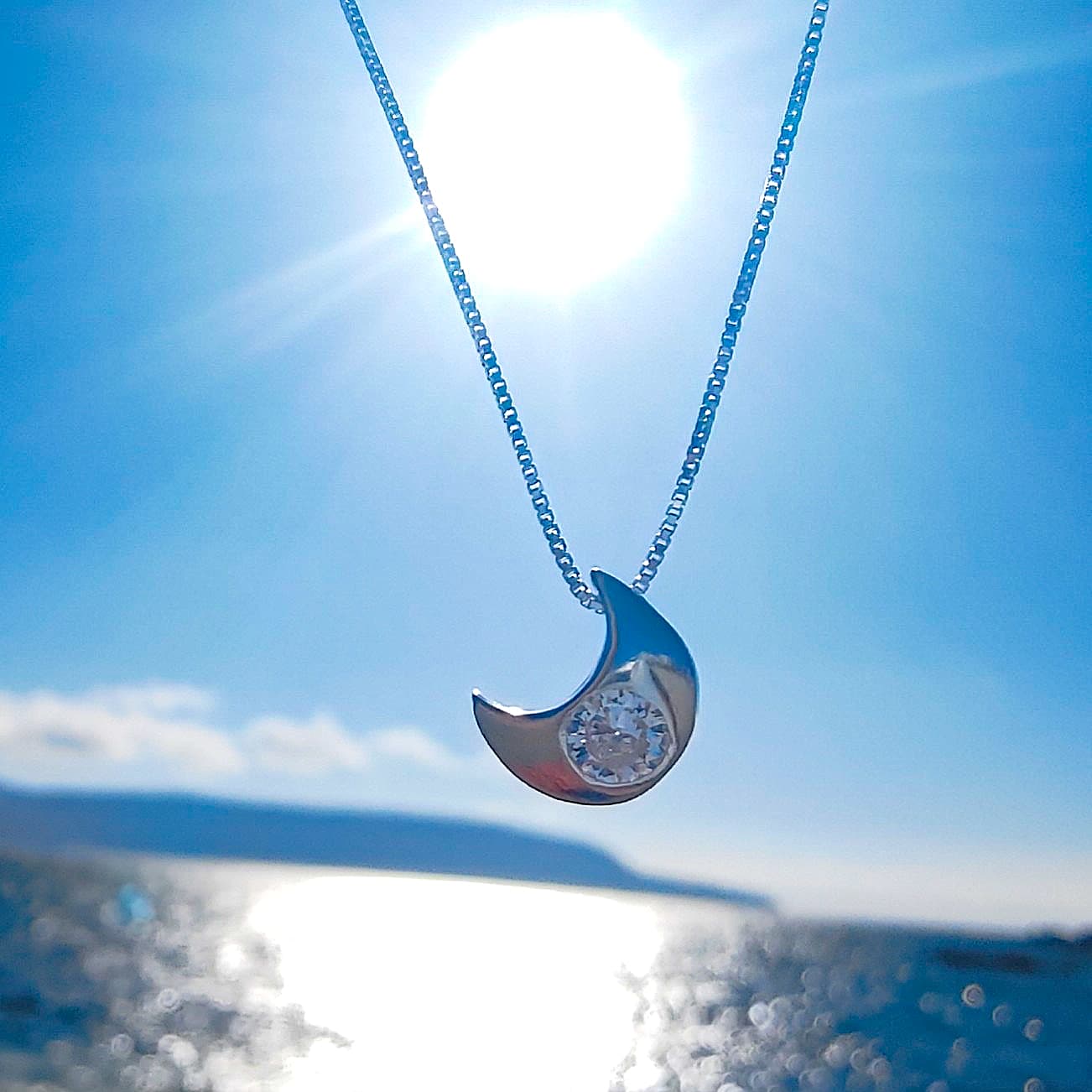 Collar luna punto de luz