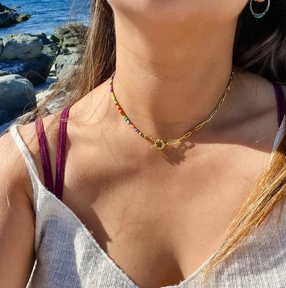 Collar mostacillas broche timon